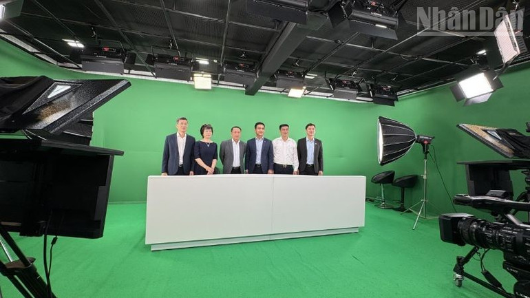 Đoàn công tác của Hội Nhà báo Việt Nam tới thăm và làm việc với Apsara Media Services. (Ảnh: ĐINH TRƯỜNG) ndo_tr_z7150767984413-04577718046bf69179cfb0bad0cac6a1.jpg