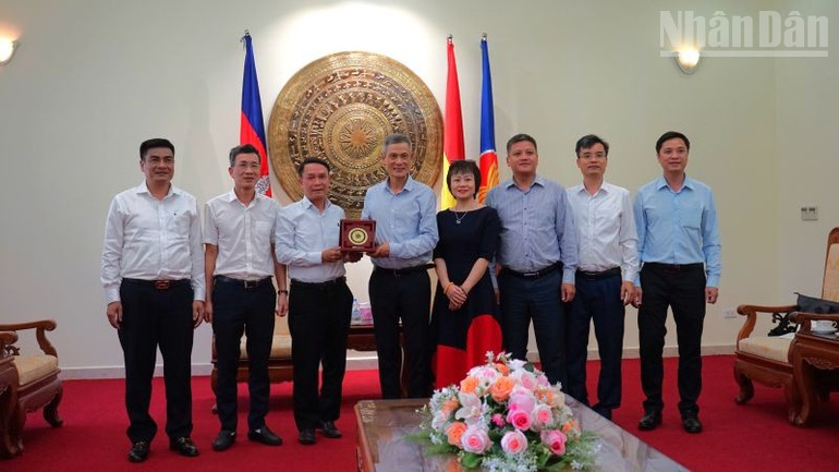 Đoàn đại biểu Hội Nhà báo Việt Nam tới thăm Đại sứ quán Việt Nam tại Campuchia. (Ảnh: ĐINH TRƯỜNG) ndo_tr_dsc06731.jpg