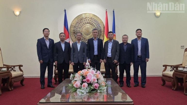 Đoàn công tác Viện Hàn lâm Khoa học xã hội Việt Nam tại cuộc làm việc với Đại sứ Nguyễn Minh Vũ (giữa) và các cán bộ Đại sứ quán Việt Nam tại Campuchia. (Ảnh: Đại sứ quán Việt Nam tại Campuchia) ndo_tr_photo-2025-09-29-22-28-34.jpg