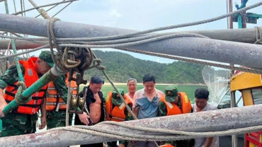 Các thuyền viên của tàu cá được Bộ đội Biên phòng cứu hộ, đưa vào bờ an toàn.