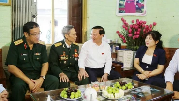 Phó Chủ tịch Quốc hội Nguyễn Khắc Định trò chuyện, thăm hỏi bệnh binh Hoàng Tài Liêm.