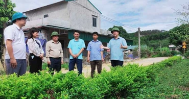 Lãnh đạo huyện Ba Chẽ trao đổi với nhân dân về sự cần thiết của việc xây dựng chính quyền địa phương 2 cấp.