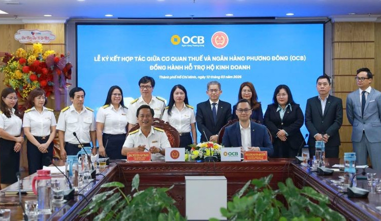 Đại diện Lãnh đạo OCB và Thuế Thành phố Hồ Chí Minh thực hiện ký kết tại buổi lễ.