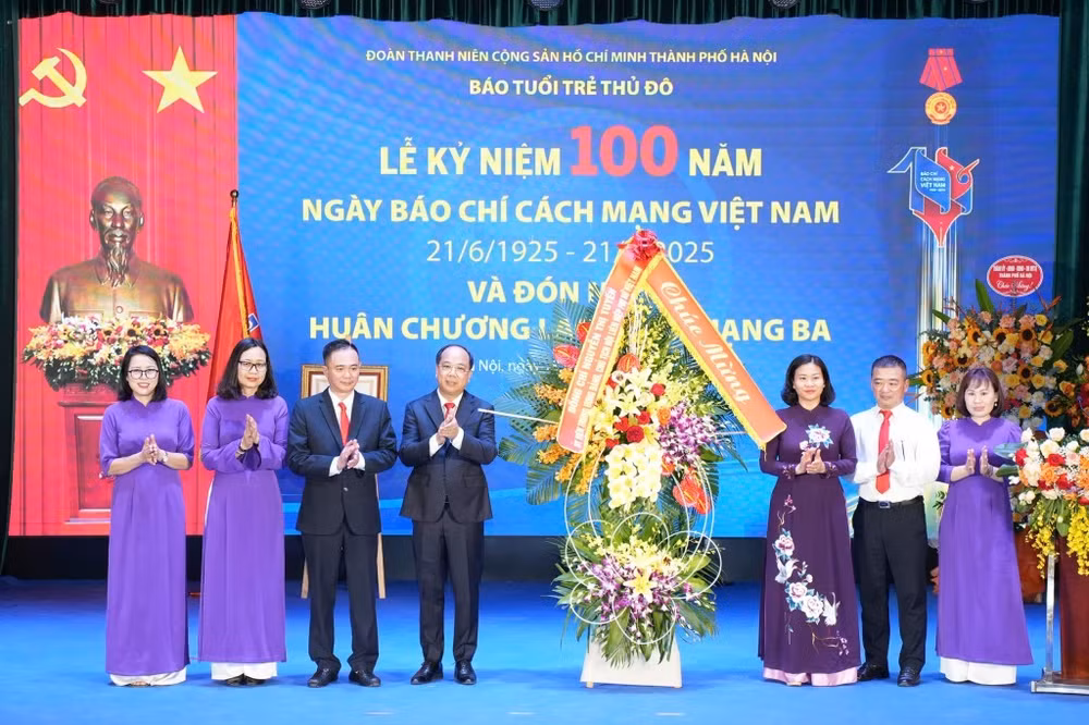 bao-tuoi-tre-thu-do-vinh-du-don-nhan-huan-chuong-lao-dong-hang-ba-20250618152022.jpg