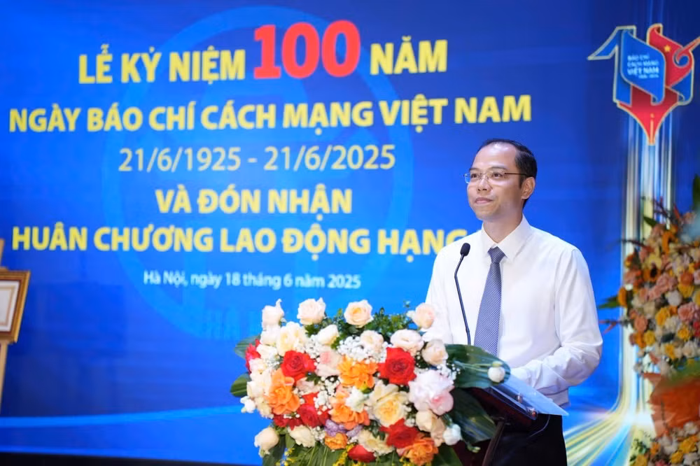 bao-tuoi-tre-thu-do-vinh-du-don-nhan-huan-chuong-lao-dong-hang-ba-20250618151330.jpg
