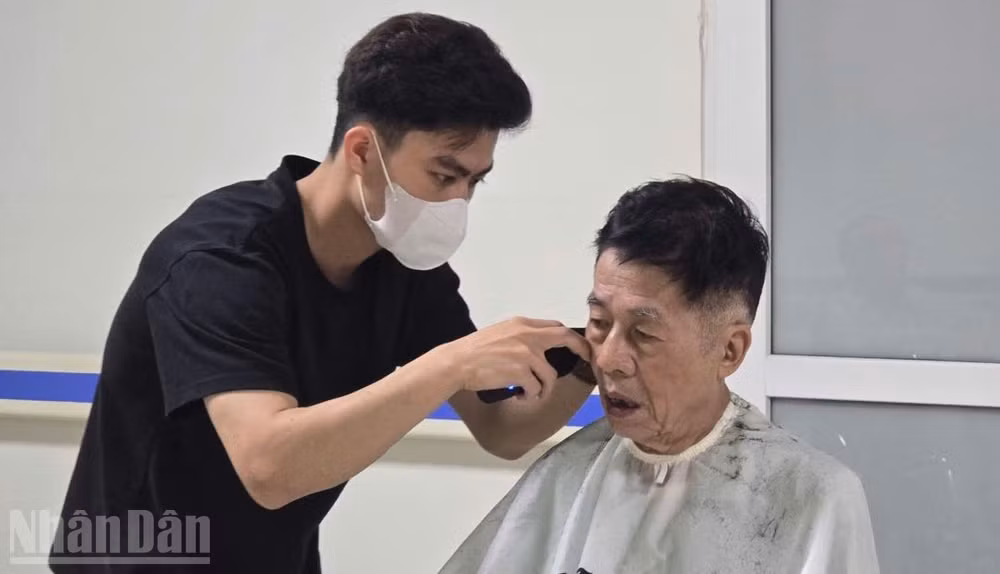 Ông Trần Tuấn Thanh, bệnh nhân nội trú đến từ Tân Mai (Hoàng Mai, Hà Nội), chia sẻ niềm vui khi tham gia chương trình cắt tóc miễn phí dành cho bệnh nhân tại Bệnh viện Hữu Nghị.