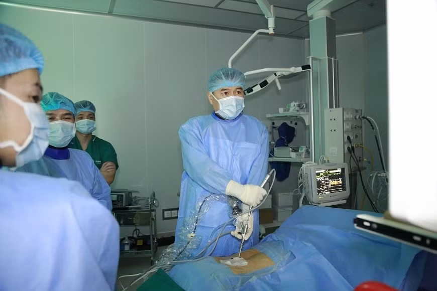 PGS, TS Nguyễn Lê Bảo Tiến, Phó Giám đốc Bệnh viện Đại học Y Dược - Đại học Quốc gia Hà Nội thực hiện phẫu thuật.