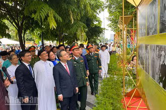 Các đại biểu tham quan triển lãm tại Công viên Lam Sơn. (Ảnh MẠNH HẢO)