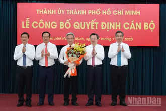 Các đồng chí Thường trực Thành ủy Thành phố Hồ Chí Minh chúc mừng đồng chí Đặng Minh Thông. (Ảnh: MẠNH HẢO)