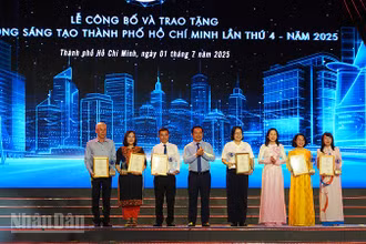 Lãnh đạo Thành phố Hồ Chí Minh trao tặng Giải thưởng Sáng tạo ở lĩnh vực Quản lý Nhà nước. (Ảnh MẠNH HẢO)