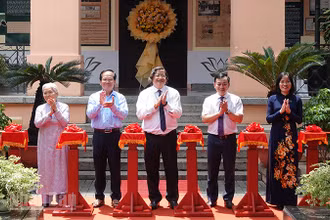 Các đại biểu thực hiện nghi thức cắt băng khai mạc trưng bày. (Ảnh: MẠNH HẢO)
