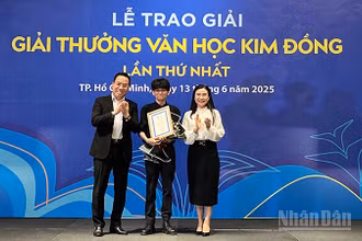 Trao Giải Nhất cho tác giải Giai Du với tác phẩm "Nên làm gì khi trời nổi gió". (Ảnh: MẠNH HẢO)