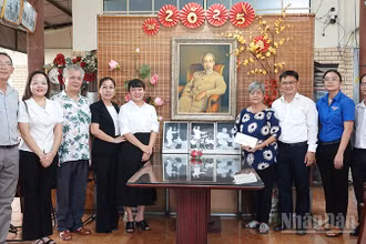 Đoàn công tác chụp ảnh lưu niệm với Nghệ sĩ Ưu tú Phi Yến (thứ tư từ phải sang) tại nhà riêng. (Ảnh: Mạnh Hảo)