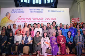 Các đại biểu chụp ảnh lưu niệm tại chương trình. (Ảnh: THÙY TRANG)