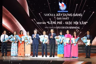 Lãnh đạo Thành phố Hồ Chí Minh và các tác giả, nhóm tác giả đoạt giải ở nhóm đề tài Xây dựng Đảng. (Ảnh: MẠNH HẢO)