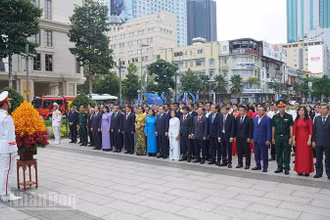 Các đại biểu dâng hoa tưởng niệm Chủ tịch Hồ Chí Minh tại Công viên tượng đài Chủ tịch Hồ Chí Minh. (Ảnh: MẠNH HẢO)