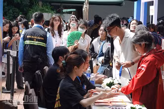 Nhiều bạn trẻ đến đăng ký tham gia các hoạt động trong sự kiện Korea Travel Festa 2025 trong sáng 21/6. (Ảnh: MẠNH HẢO)