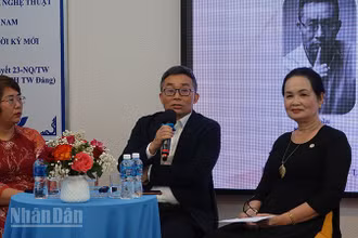 Nhà văn Đông Tây giao lưu tại chương trình. (Ảnh: Mạnh Hảo)