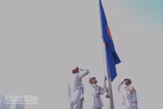 Đội cờ thực hiện nghi thức thượng cờ ASEAN. (Ảnh: MẠNH HẢO)
