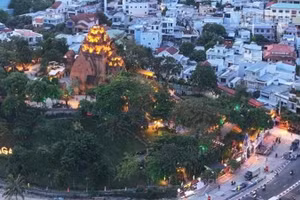 Tháp Bà Pô Nagar giữa không gian lung linh ánh đèn của thành phố biển Nha Trang. (Ảnh: NGUYỄN TRUNG)