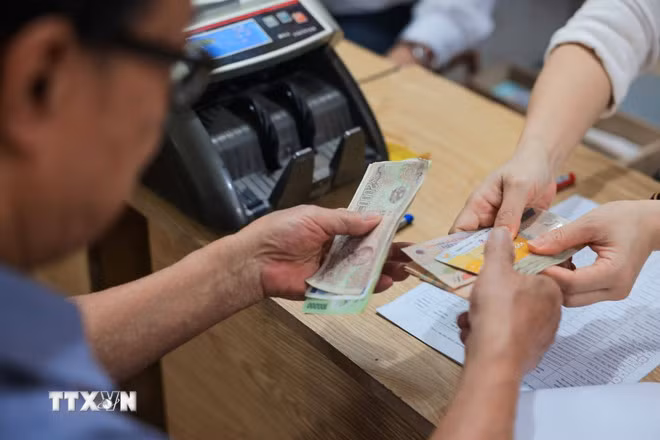 Chi trả lương hưu. (Nguồn: TTXVN)
