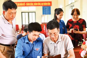 Đoàn viên thanh niên hướng dẫn người dân cài đặt và sử dụng ứng dụng i-Hà Tĩnh.
