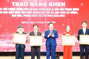 Tiến sĩ Nguyễn Thái Tự (đội mũ) nhận Bằng khen của Thủ tướng Chính phủ vì đã có thành tích xuất sắc trong Học tập và làm theo tư tưởng, đạo đức, phong cách Hồ Chí Minh.