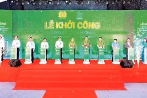 Các đại biểu thực hiện nghi thức bấm nút khởi công dự án (Ảnh CÔNG AN NGHỆ AN)