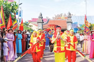 Nghi thức hò chèo cạn trong Lễ hội Cầu ngư Nhượng Bạn (Ảnh NGỌC KHÁNH)