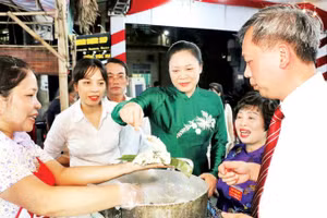 Bánh hú thường xuyên xuất hiện trong các liên hoan ẩm thực tại địa phương.