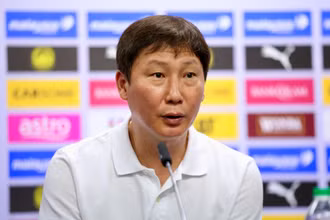 Huấn luyện viên Kim Sang Sik tại buổi họp báo sau trận thua 0-4 trước Malaysia. (Ảnh: VFF)