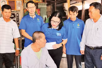 GS, TS Ngô Thị Phương Lan, Hiệu trưởng Trường đại học Khoa học xã hội và Nhân văn cùng giảng viên, sinh viên trẻ thăm người có công ở An Giang.