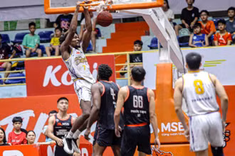 Mykal Jenkins úp rổ trước dàn cầu thủ Danang Dragons. (Ảnh: VBA)