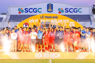 U21 PVF nâng cao chiếc cúp vô địch. (Ảnh: VFF)