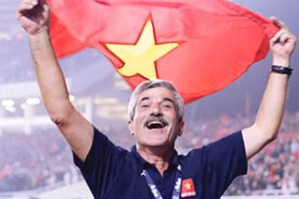 Huấn luyện viên Henrique Calisto ăn mừng cùng quốc kỳ Việt Nam trên sân Mỹ Đình sau khi giành chức vô địch AFF Cup 2008. (Ảnh: VFF)