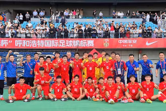 Các thành viên đội tuyển U16 Việt Nam cùng người hâm mộ tại thành phố Hohhot (Nội Mông, Trung Quốc). (Ảnh: VFF)