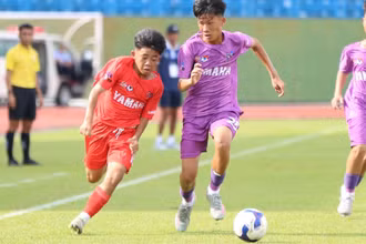 U13 Becamex Bình Dương (tím) bị U13 Bình Dương (cam) gỡ hoà phút cuối, chung cuộc hai đội cầm chân nhau với tỷ số hoà 2-2. 