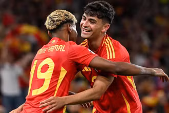 Pedri ăn mừng bàn thắng cùng Lamine Yamal. (Ảnh: UEFA)