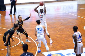 Tamyrik Fields kéo dãn đội hình Cantho Catfish. (Ảnh: VBA)