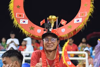 Sắc đỏ chiếm trọn sân Mỹ Đình. 