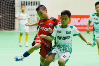 Các cầu thủ nhí tranh tài vô cùng kịch tính. 