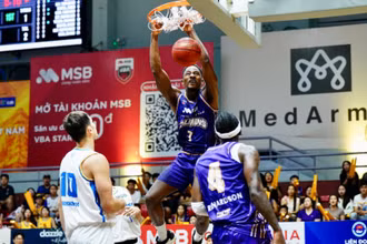 Khoảnh khắc Mykal Jenkins úp rổ đánh dấu sự vùng lên của Nha Trang Dolphins. (Ảnh: VBA)
