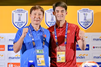 Huấn luyện viên Kim Sang Sik và thủ thành Nguyễn Trung Kiên tại buổi họp báo trước trận gặp U23 Philippines tại bán kết. (Ảnh: VFF)