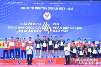 Đại diện Ban tổ chức trao huy chương và cúp cho các đội đoạt giải tại nội dung đồng đội nam. (Ảnh: THẾ ĐẠI)