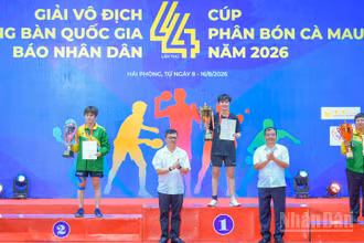 Đại diện Ban tổ chức trao danh hiệu vô địch, hạng Nhì và hạng Ba ở nội dung đơn nữ. (Ảnh: THẾ ĐẠI)