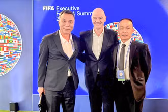 Đại diện Liên đoàn Bóng đá Việt NAm gặp gỡ Chủ tịch FIFA Gianni Infantino tại Hội nghị thượng đỉnh bóng đá FIFA. (Ảnh: VFF)