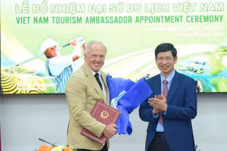Thứ trưởng Hồ An Phong trao Quyết định bổ nhiệm Đại sứ Du lịch Việt Nam nhiệm kỳ 2025-2030 cho ông Greg Norman. (Ảnh: BTC)