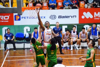 Hanoi Buffaloes chiếm ưu thế ở khu vực cận rổ. (Ảnh: VBA)
