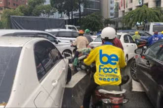 Chiều 27/6, các phương tiện "chôn chân" tại khu vực vòng xoay Công trường Mê Linh, Quận 1. (Ảnh: QUÝ HIỀN)