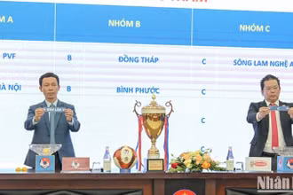 Đại diện Ban tổ chức tiến hành bốc thăm chia bảng cho các đội. (Ảnh: THẾ ĐẠI)